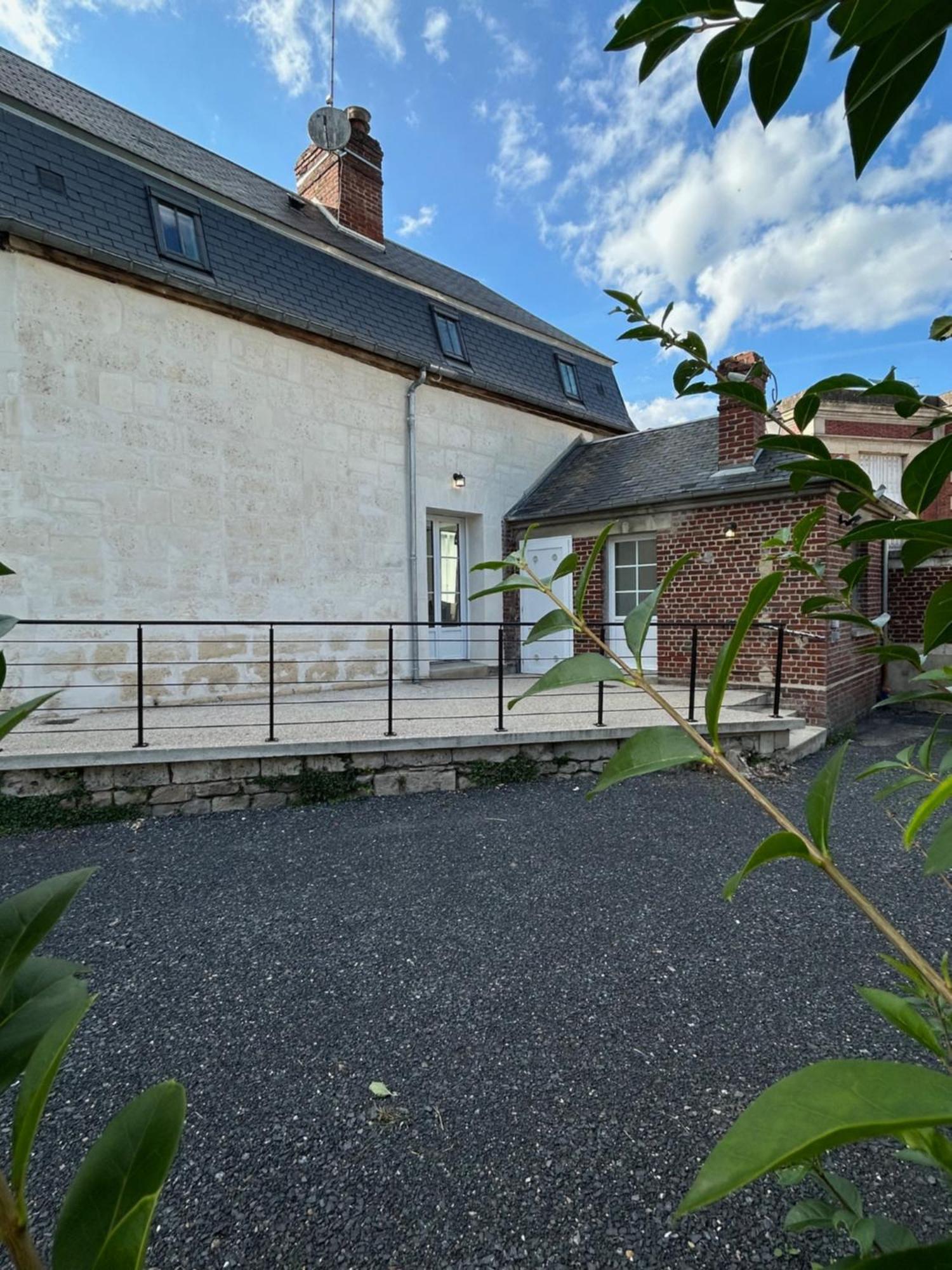Maison 2 Chambres Avec Parking Et Jardin Noyon Extérieur photo